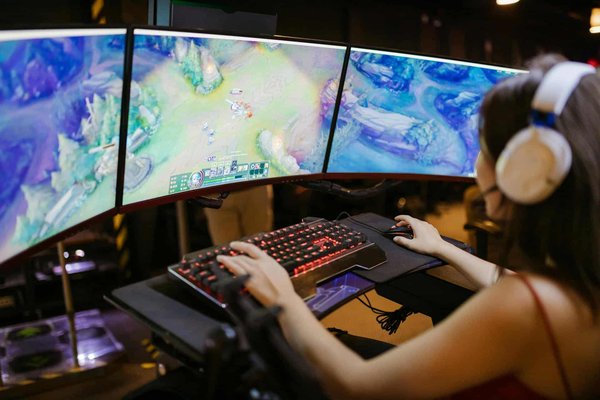 Comment « Dota 2 » a-t-il maintenu son statut dans l'eSport malgré la concurrence?